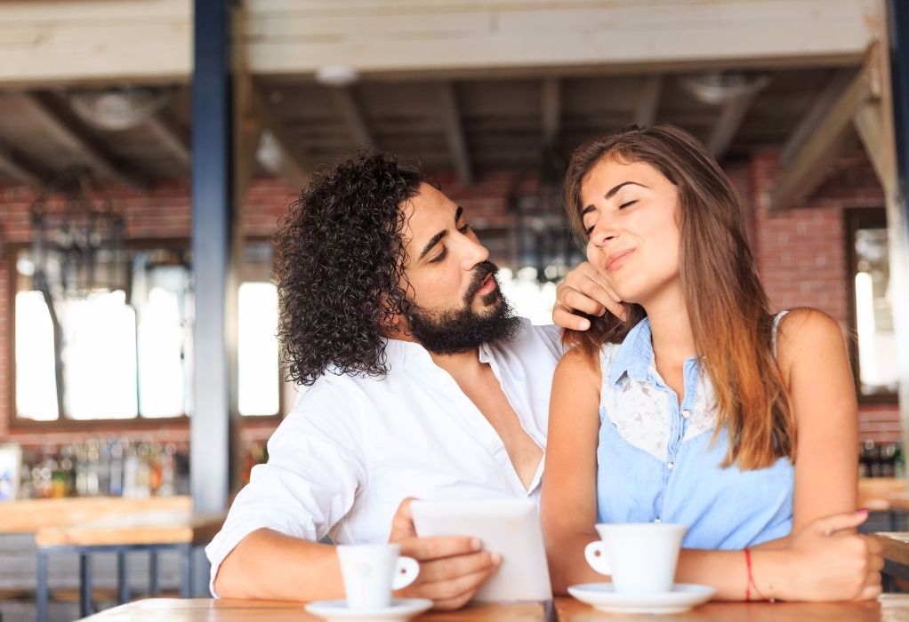 Katta rezina dik bir metr uzunlikdagi eshakka yopishadi